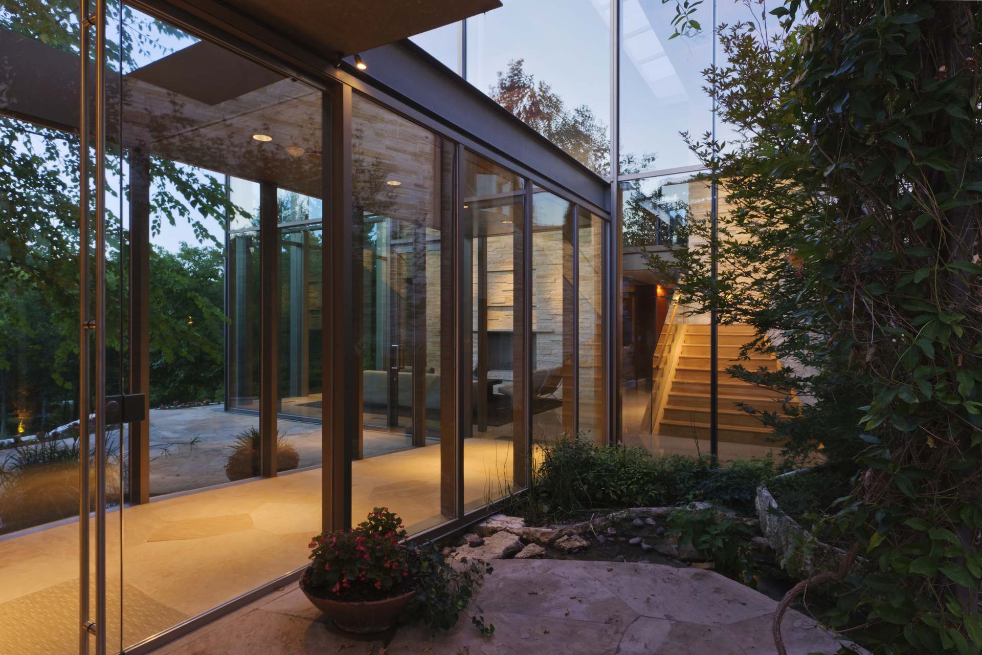 Вход към луксозен дом, представящ резултата от архитектурна консултация