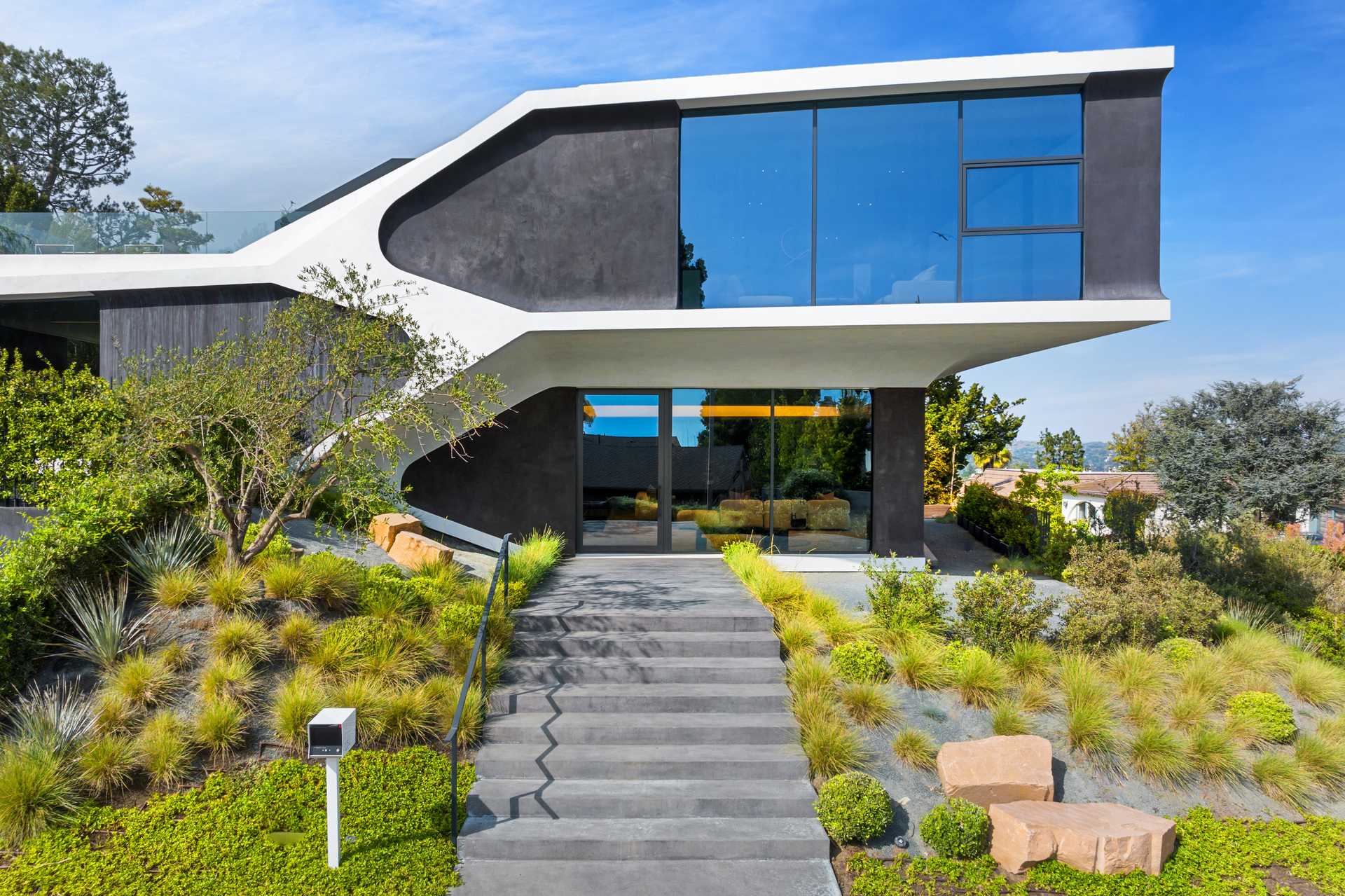 Модерна компактна къща с ефективен дизайн