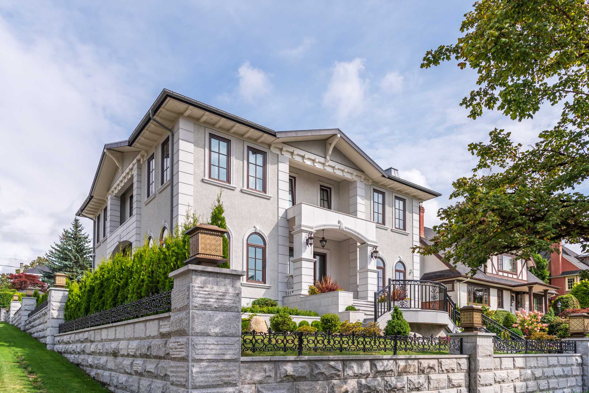 Жилищни къщи, представящи опции за реновация и ново строителство