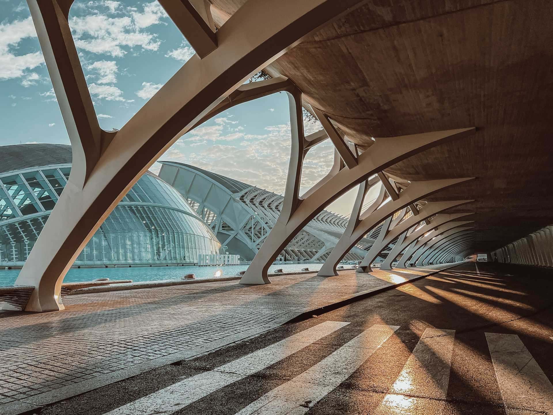 Модерна архитектура, съчетаваща съвременни и традиционни елементи